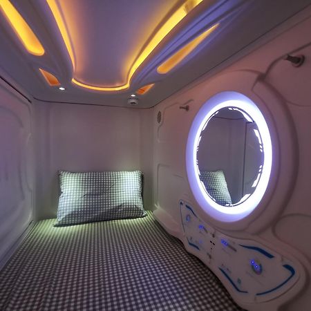 橙舍太空艙 Tw Capsule Hostel ไทเป ภายนอก รูปภาพ