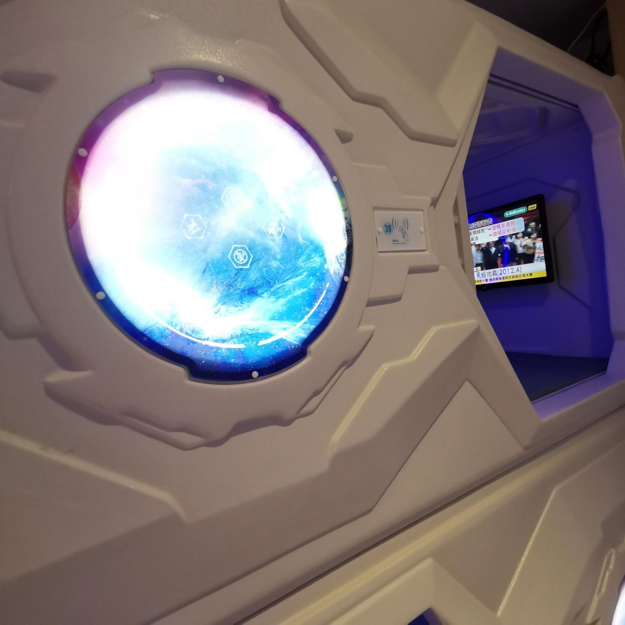 橙舍太空艙 Tw Capsule Hostel ไทเป ภายนอก รูปภาพ